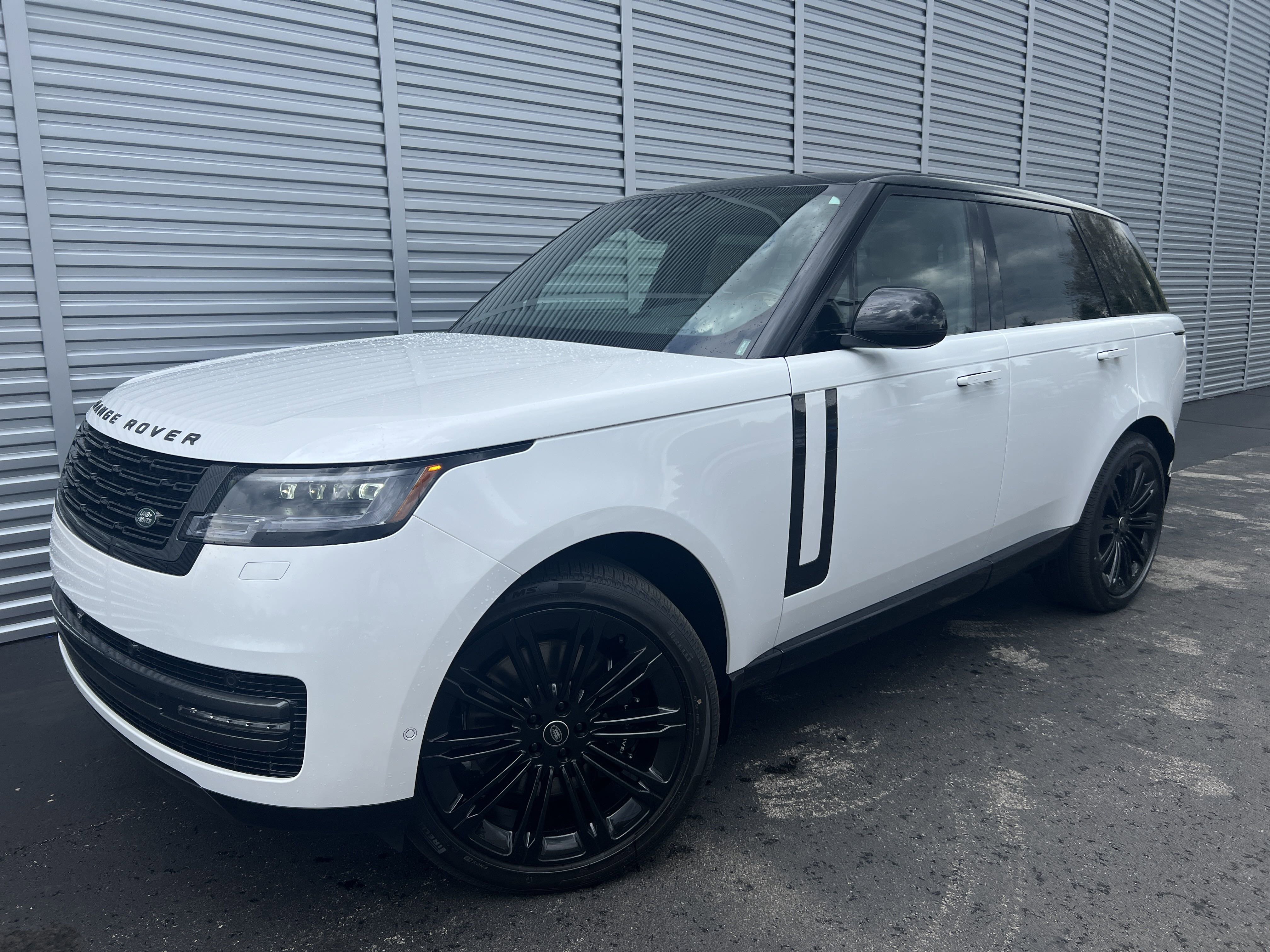 New 2025 Land Rover Range Rover SE image 1