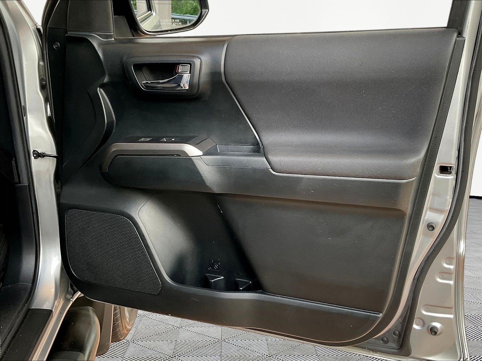 Used 2017 Toyota Tacoma SR5 RWD image 28