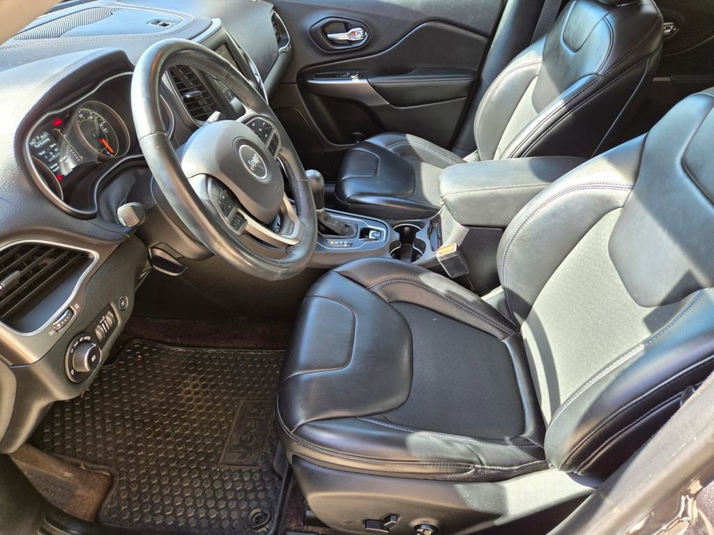 Used 2019 Jeep Cherokee Latitude Plus w/ Comfort/Convenience Group image 6