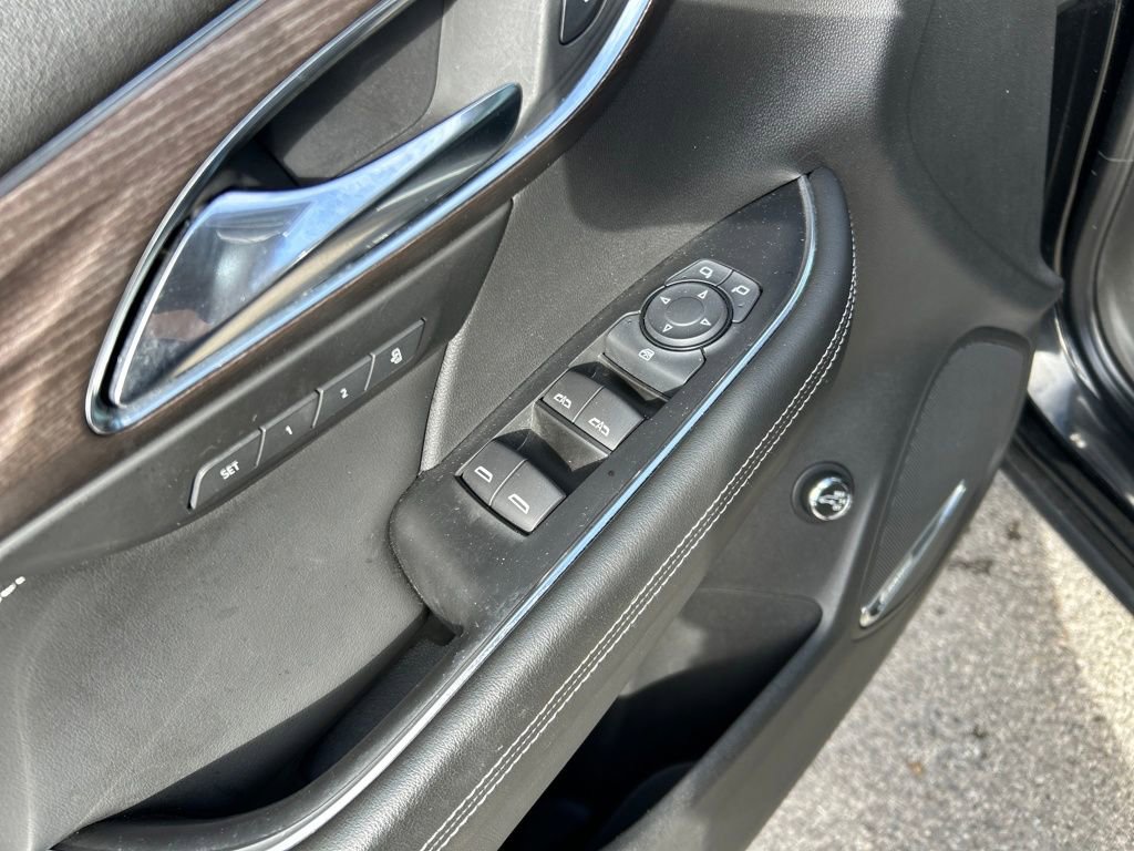 Used 2022 Buick Envision Avenir w/ Technology Package II image 12