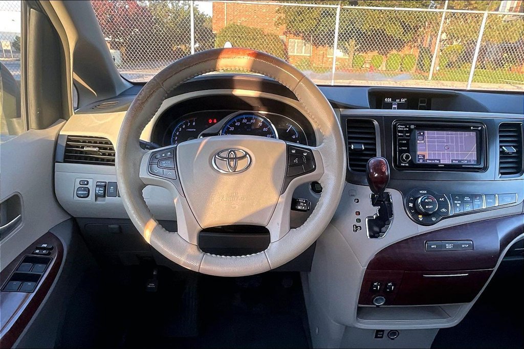 Used 2013 Toyota Sienna XLE FWD image 4