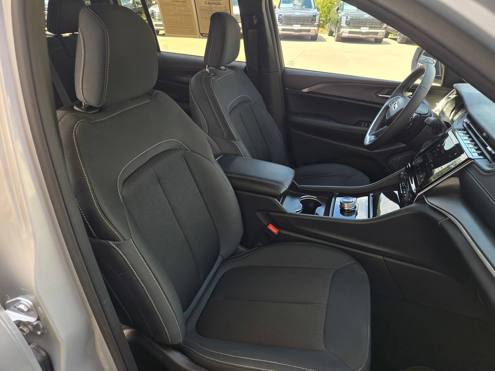 Used 2025 Jeep Grand Cherokee Laredo X RWD image 24