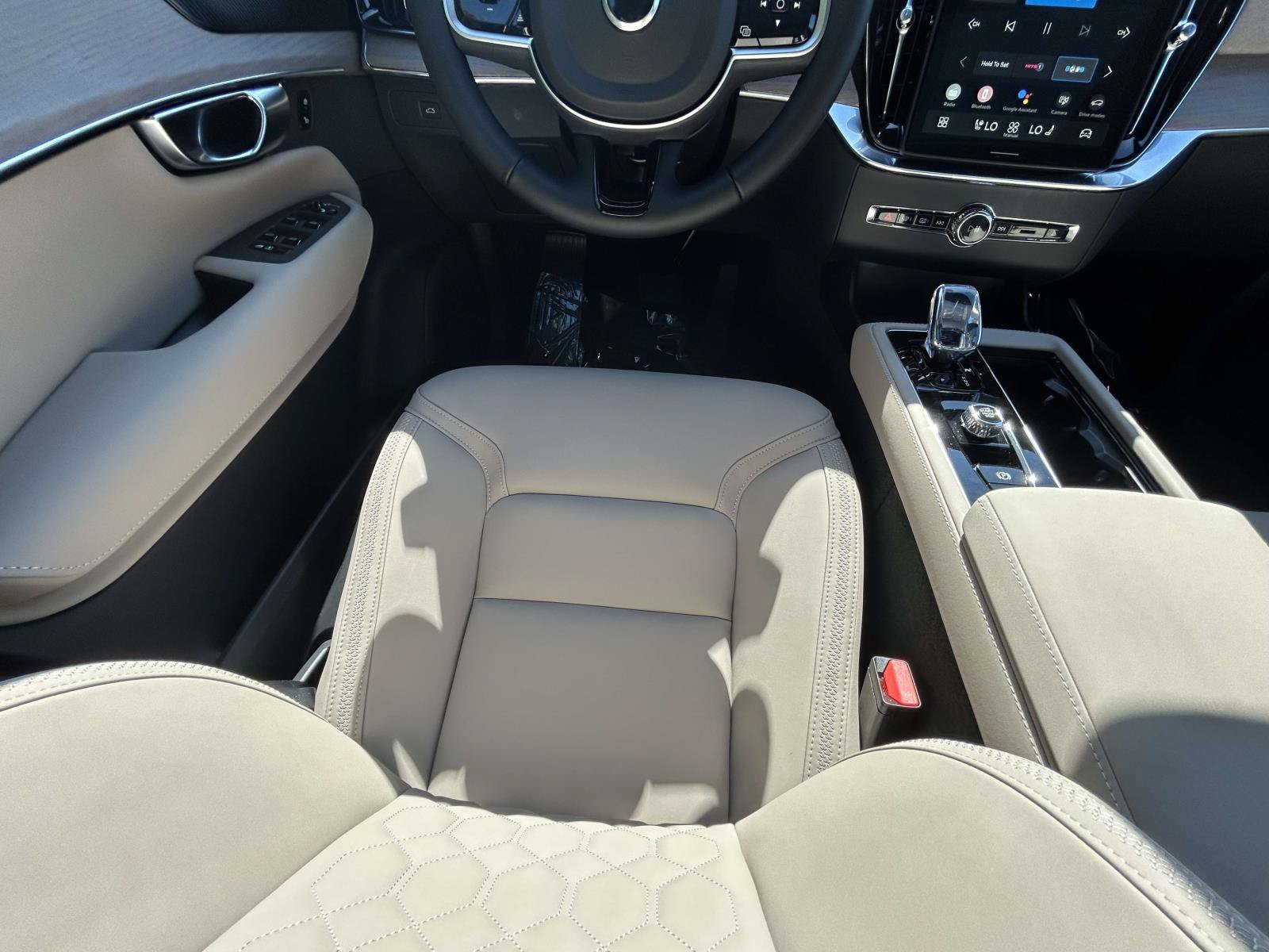 New 2026 Volvo XC90 B6 Plus w/ Protection Package Premier AWD/4WD image 13