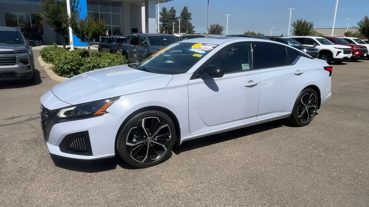 Used 2023 Nissan Altima 2.5 SR w/ SR Premium Package FWD image 3