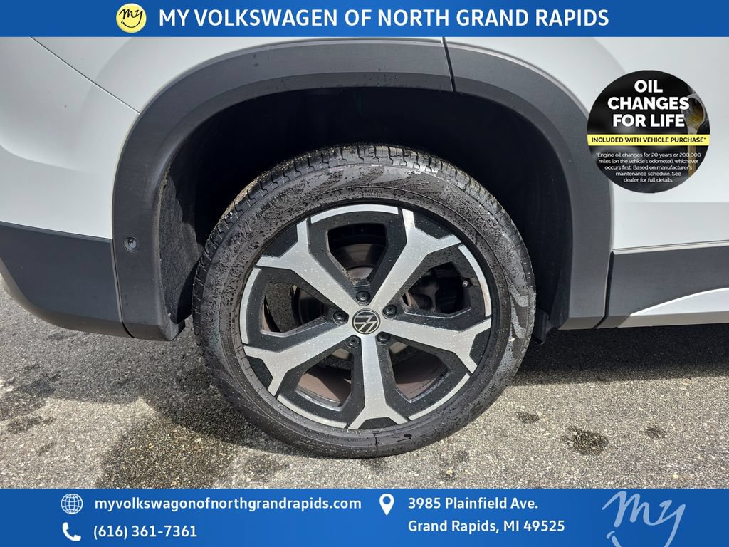 Used 2025 Volkswagen Tiguan SE AWD/4WD image 47