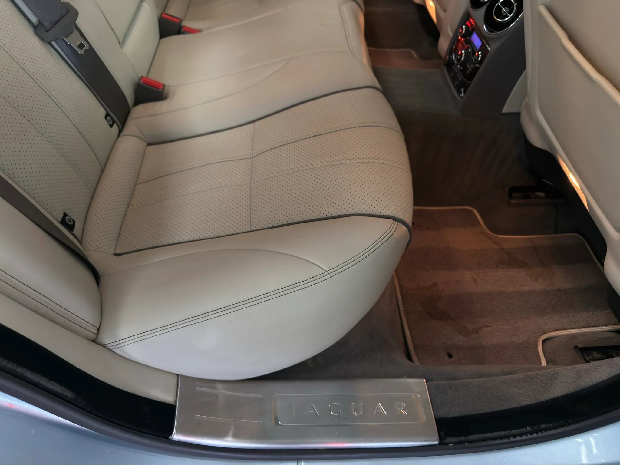 Used 2012 Jaguar XJ image 18
