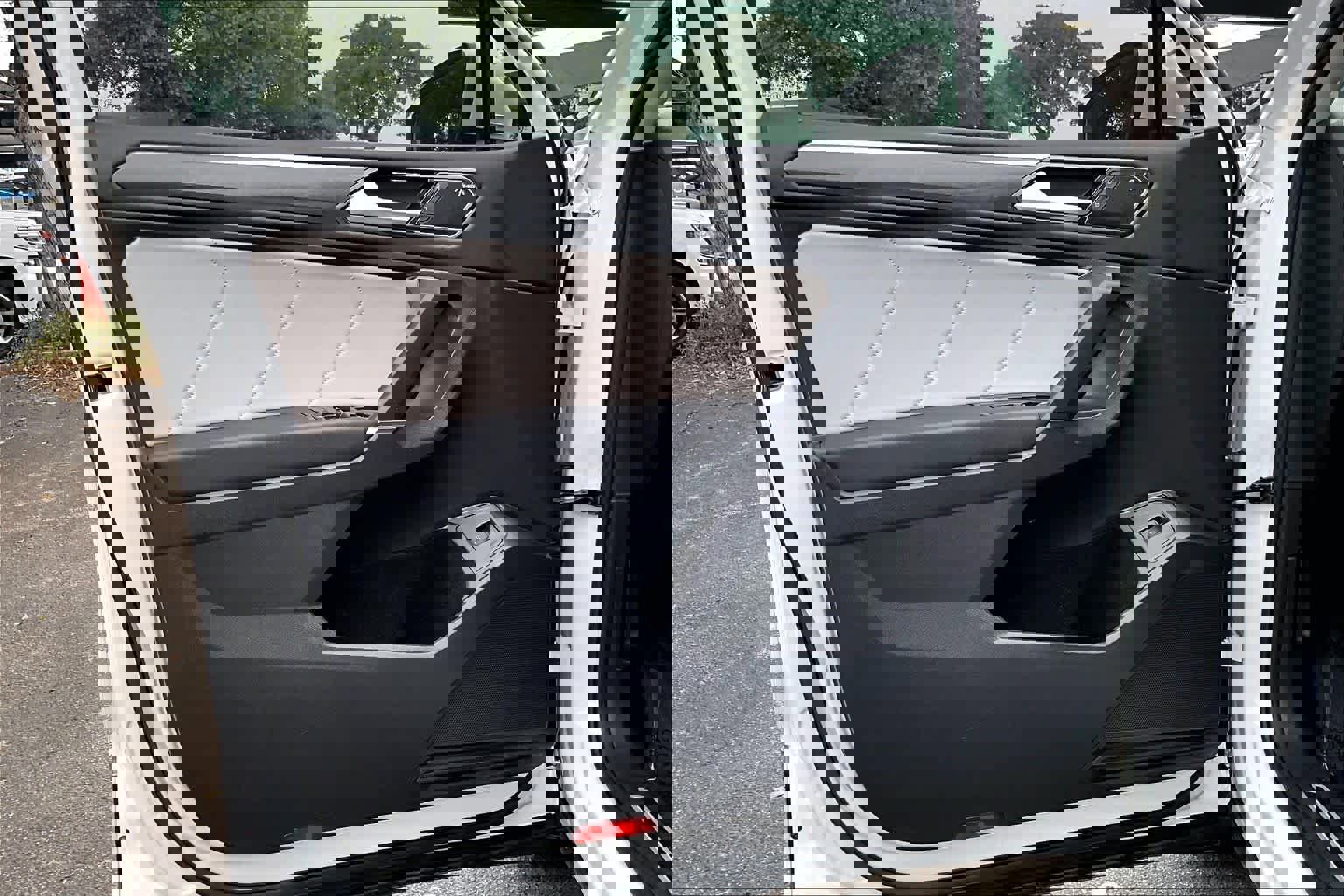 Used 2018 Volkswagen Tiguan SEL Premium image 21