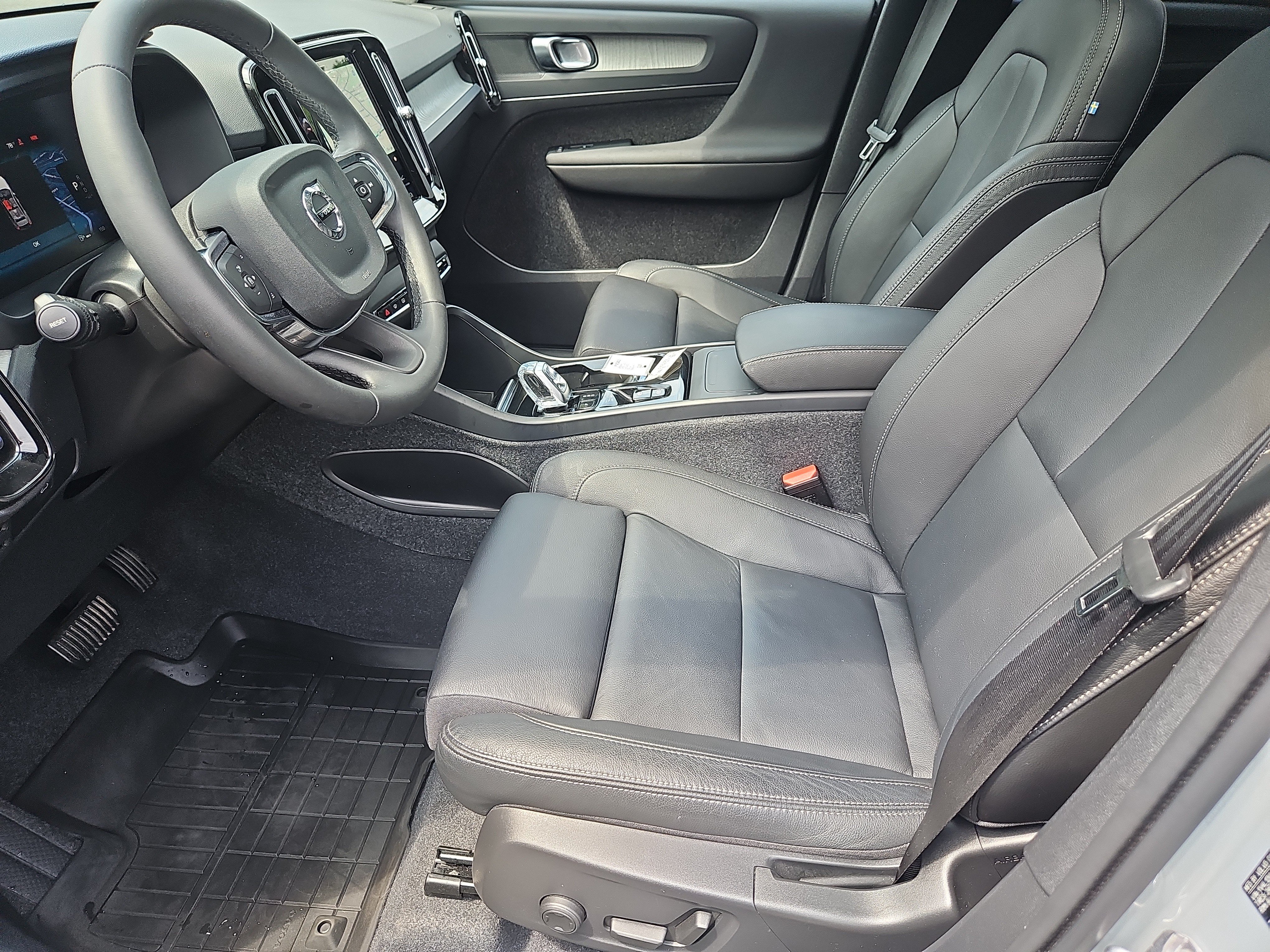Used 2024 Volvo XC40 B5 Plus w/ Protection Package Premier AWD/4WD image 31