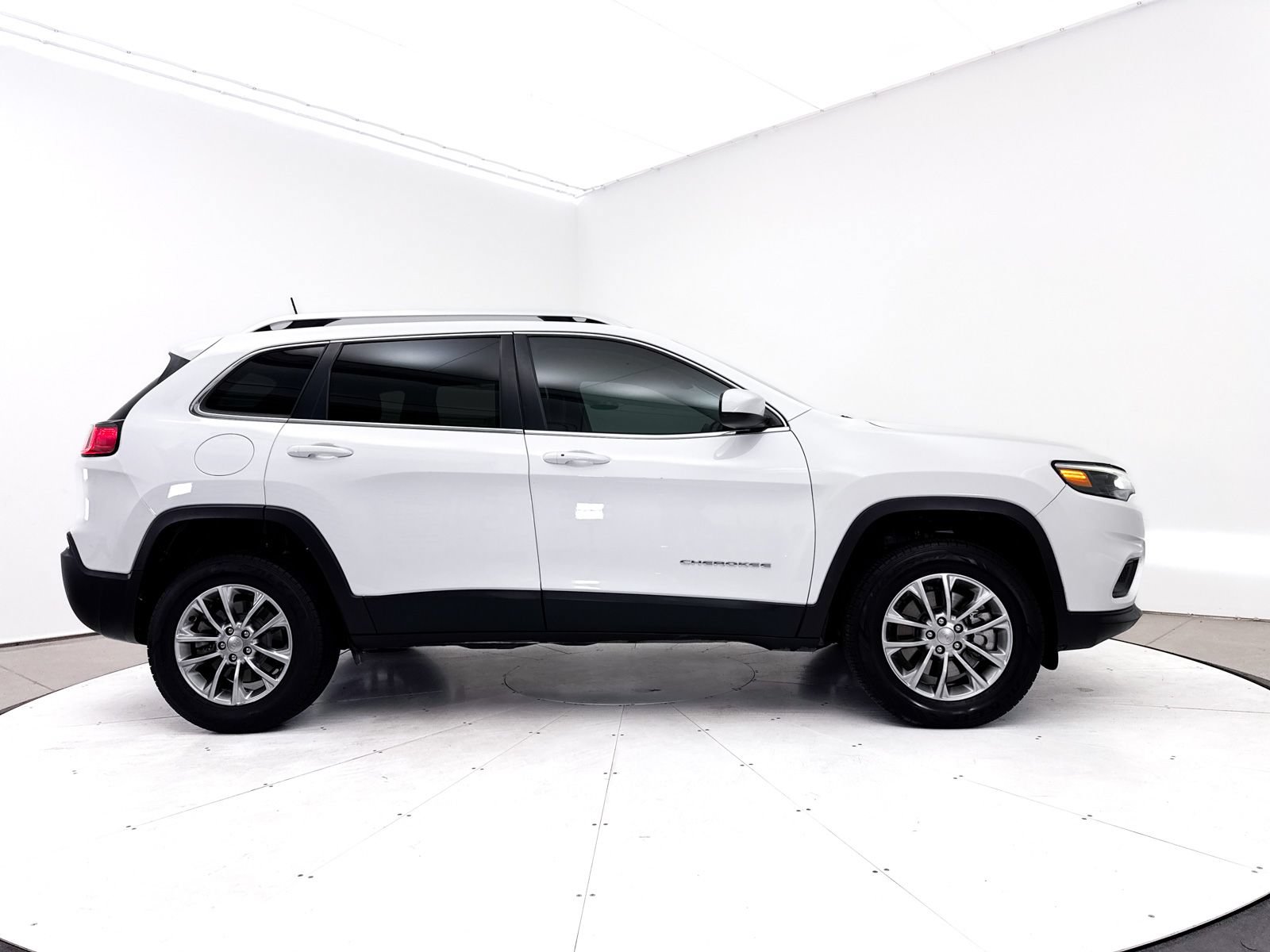 Used 2019 Jeep Cherokee Latitude Plus w/ Comfort/Convenience Group AWD/4WD image 38
