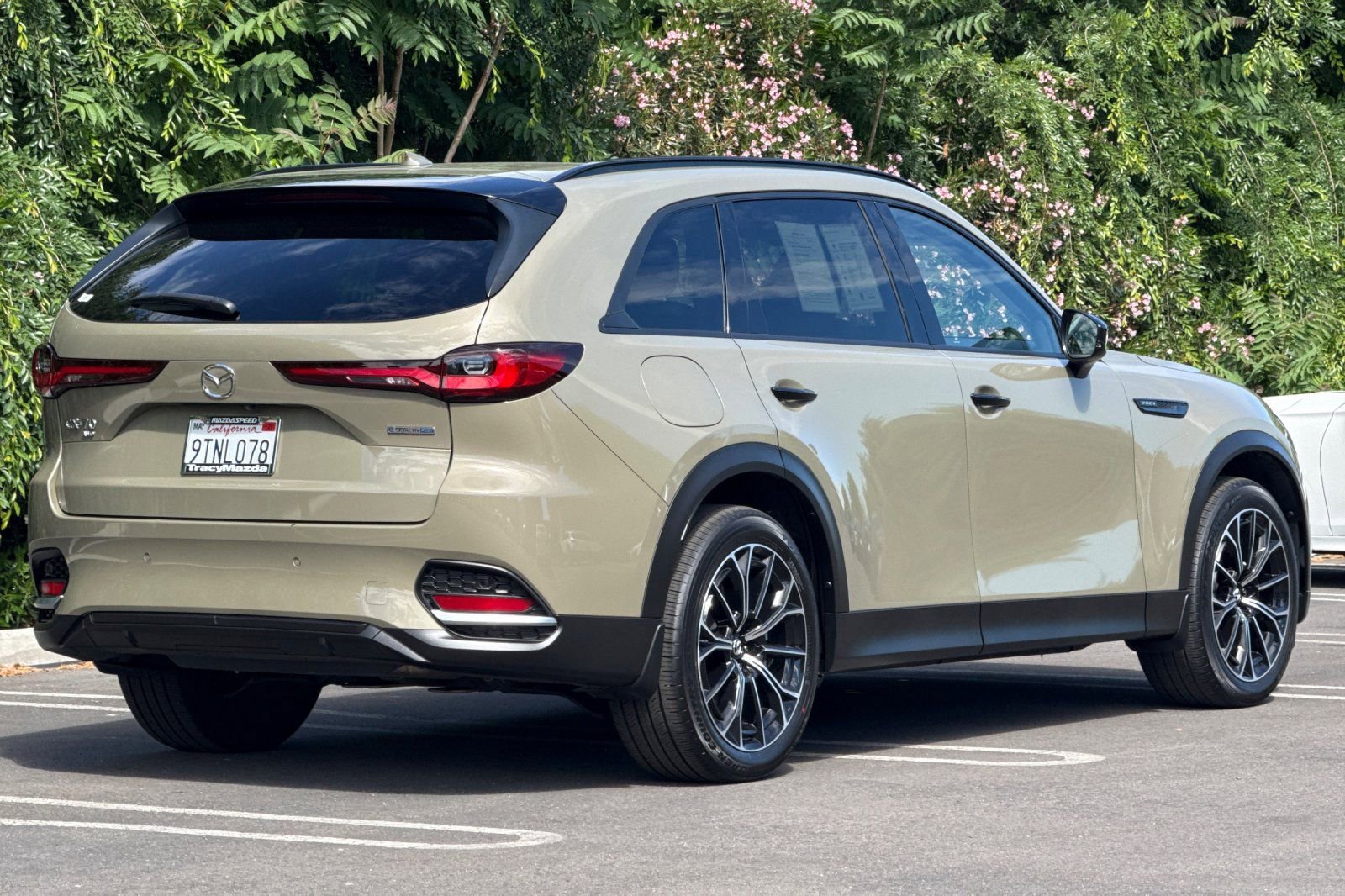 Certified 2025 MAZDA CX-70 Plug-In Hybrid w/ Premium Pkg image 4