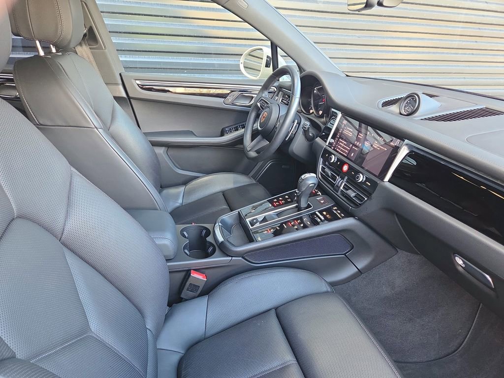 Certified 2022 Porsche Macan image 18