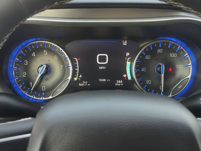 Used 2024 Chrysler Pacifica Touring-L FWD image 16
