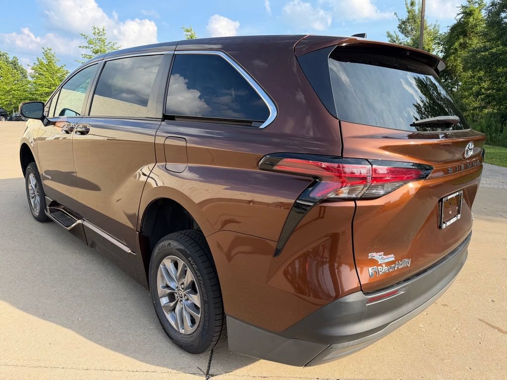 Used 2022 Toyota Sienna LE FWD image 3