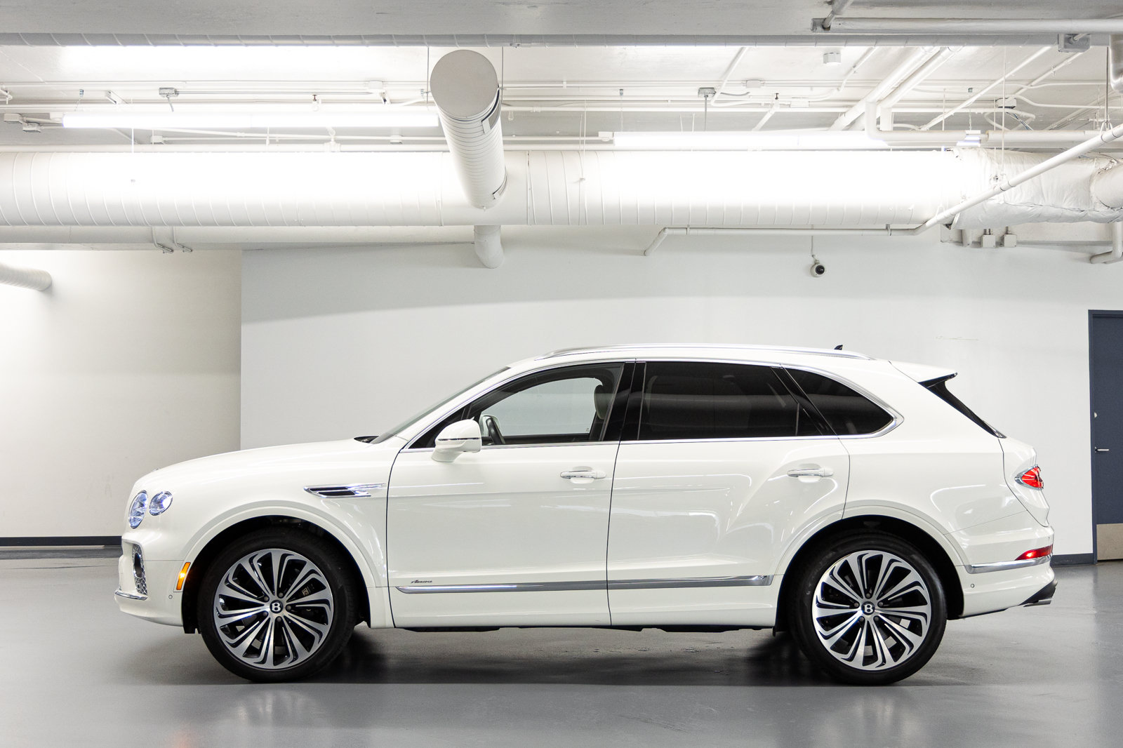 Used 2023 Bentley Bentayga AWD/4WD image 3