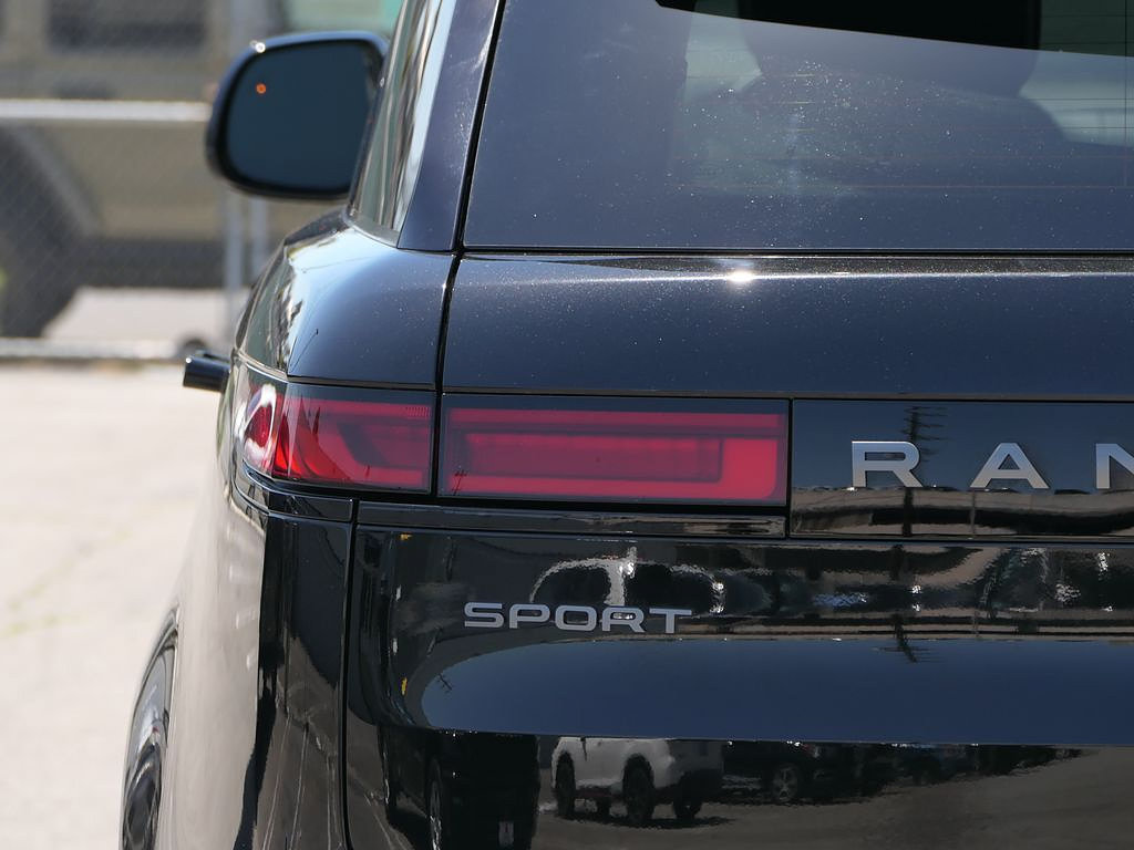 Used 2024 Land Rover Range Rover Sport SE AWD/4WD image 5