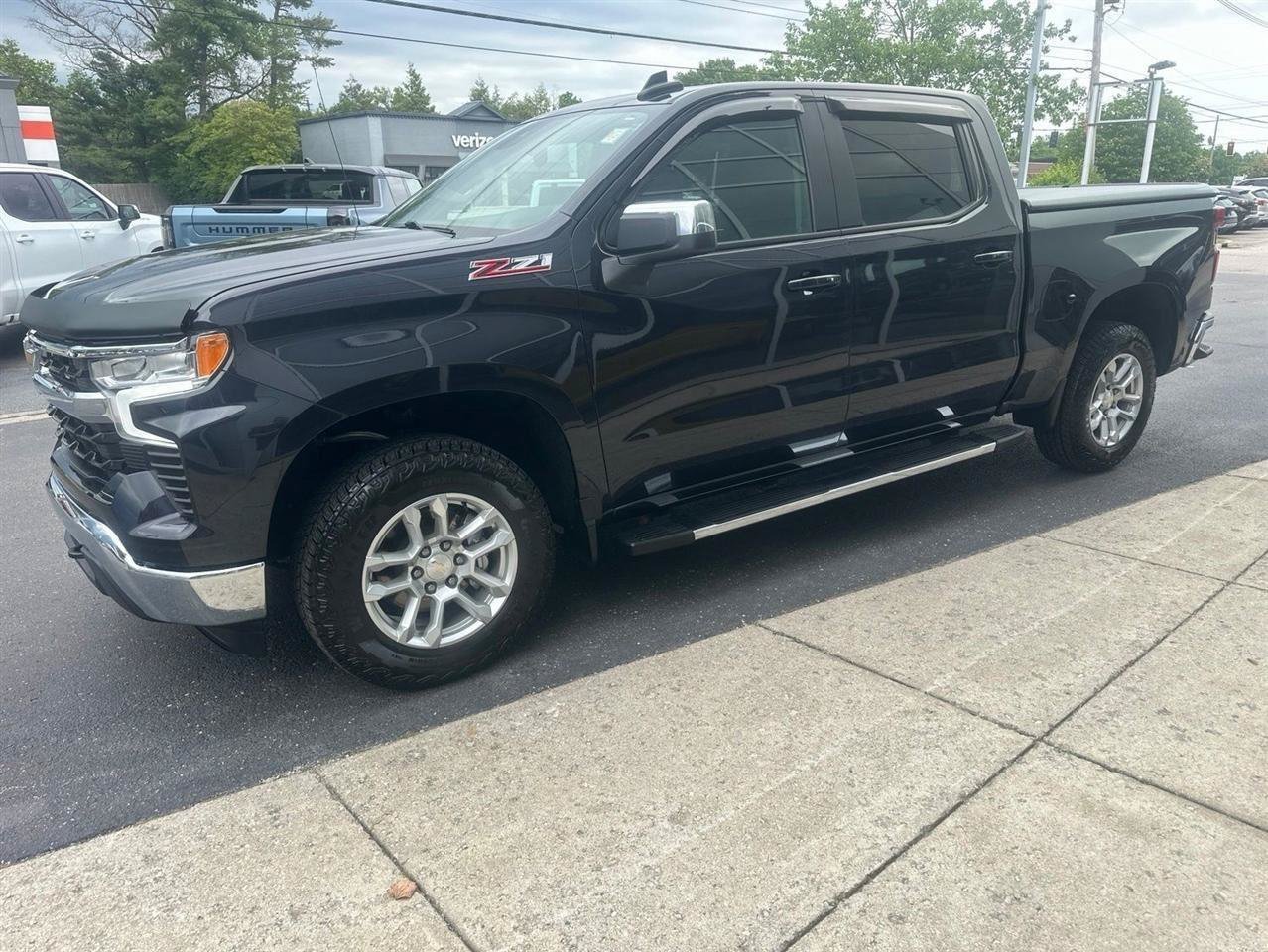 Used 2024 Chevrolet Silverado 1500 LT w/ Z71 Off-Road Package AWD/4WD image 6