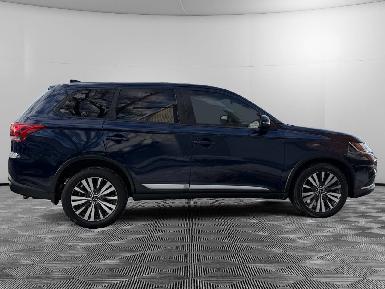 Used 2019 Mitsubishi Outlander SE image 4