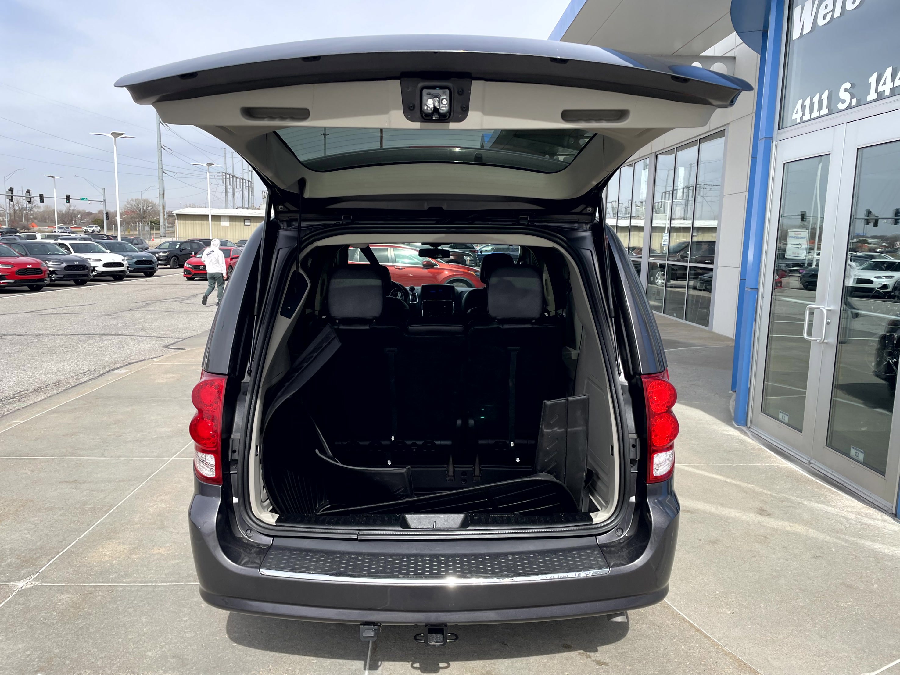 Used 2018 Dodge Grand Caravan SXT image 9