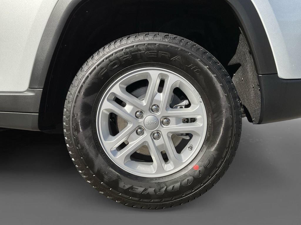 Used 2025 Jeep Grand Cherokee Laredo RWD image 10