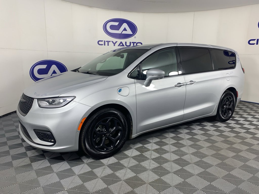 Used 2022 Chrysler Pacifica Limited w/ Uconnect Theater Family Group image 7