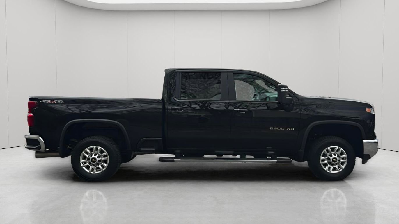 Used 2025 Chevrolet Silverado 2500 LT w/ Convenience Package AWD/4WD image 3