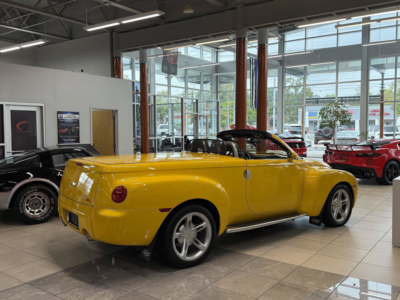 Used 2004 Chevrolet SSR w/ Preferred Equipment Group RWD image 3
