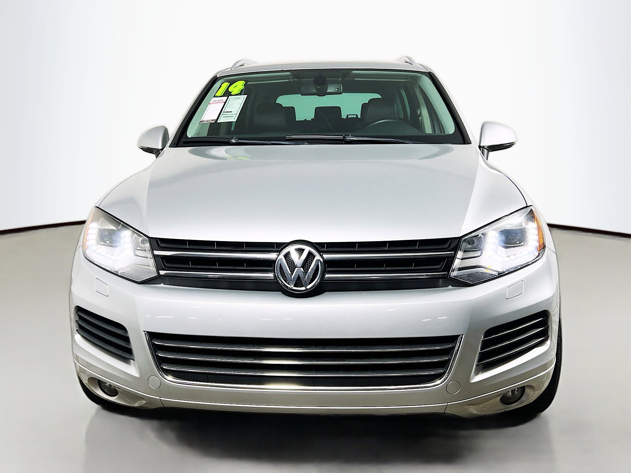 Used 2014 Volkswagen Touareg Sport image 11