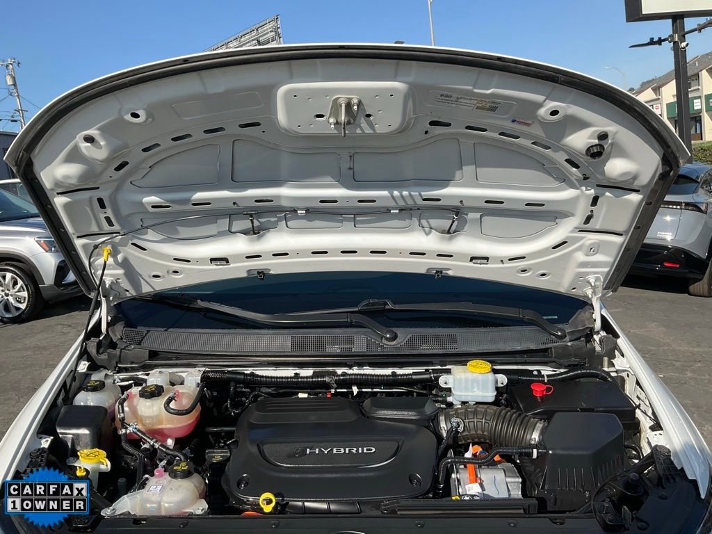 Used 2022 Chrysler Pacifica Limited w/ Uconnect Theater Family Group image 12