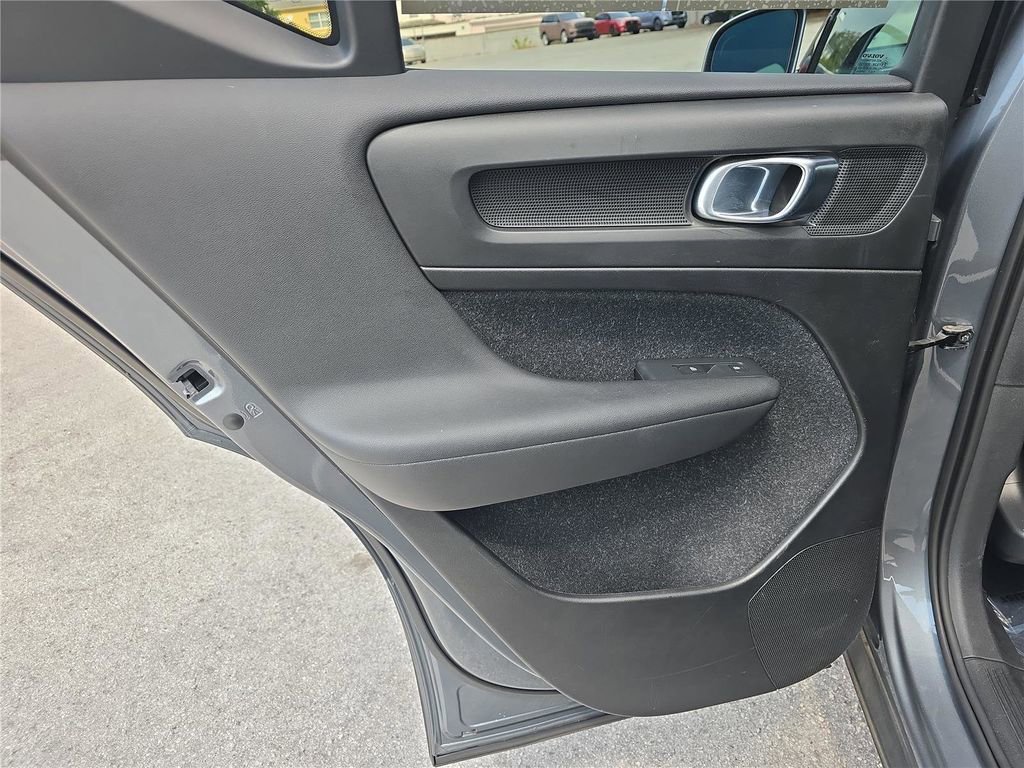 Used 2019 Volvo XC40 T5 Momentum image 10