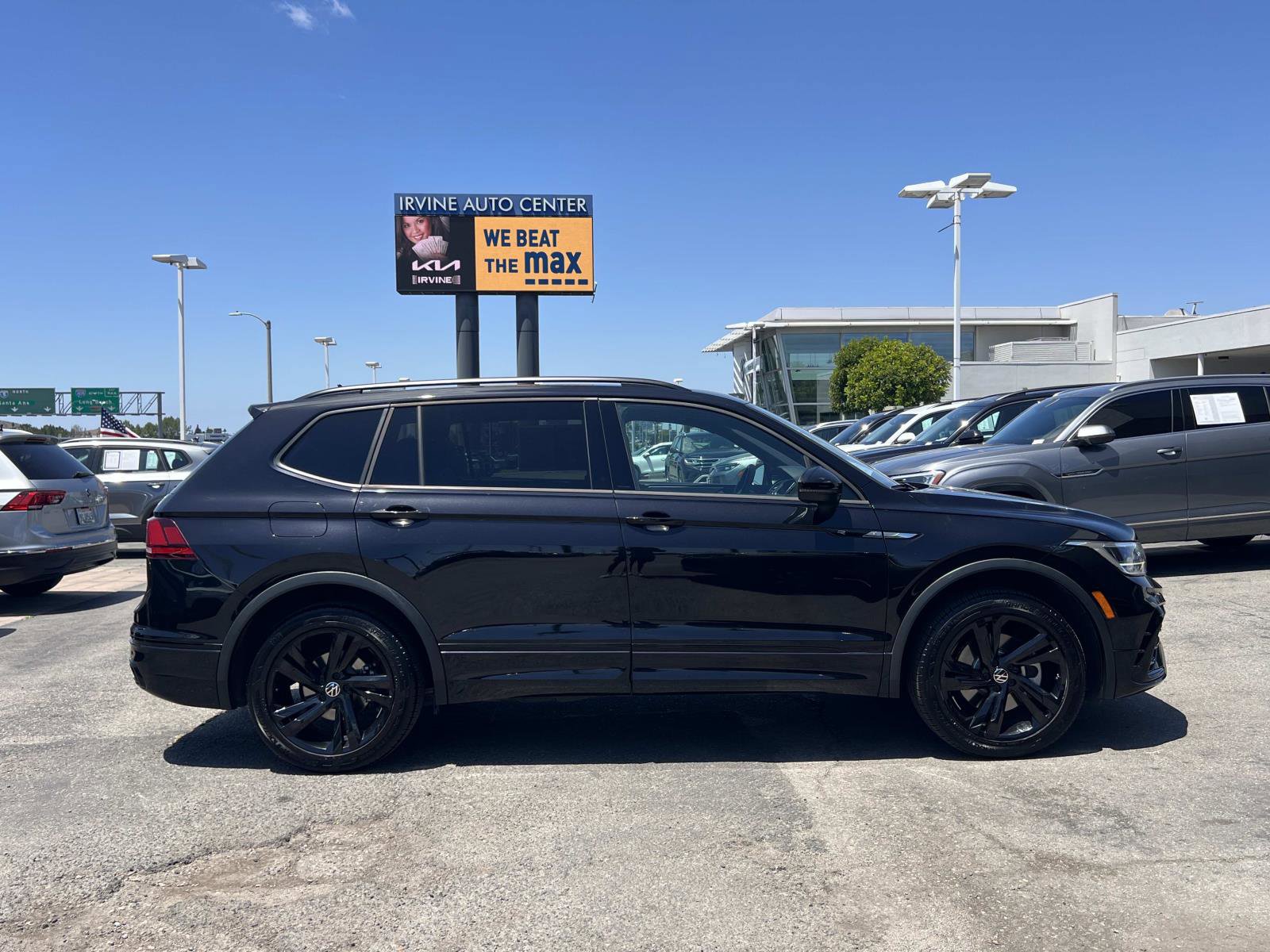 Certified 2024 Volkswagen Tiguan SE R-Line FWD image 28