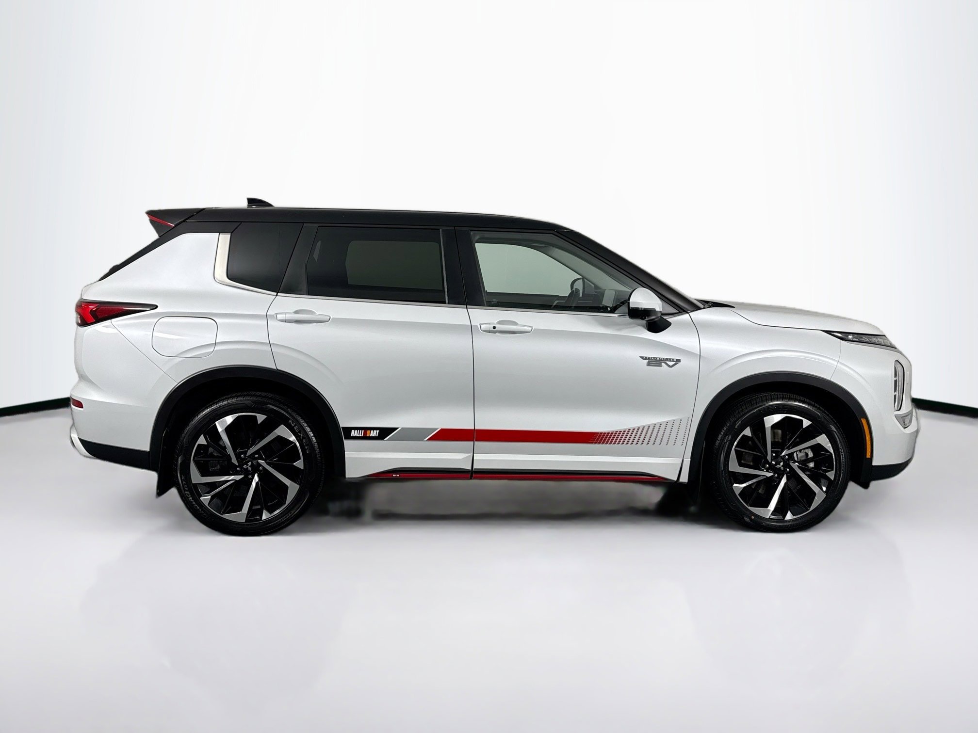 Used 2023 Mitsubishi Outlander 4WD Plug-In Hybrid image 12