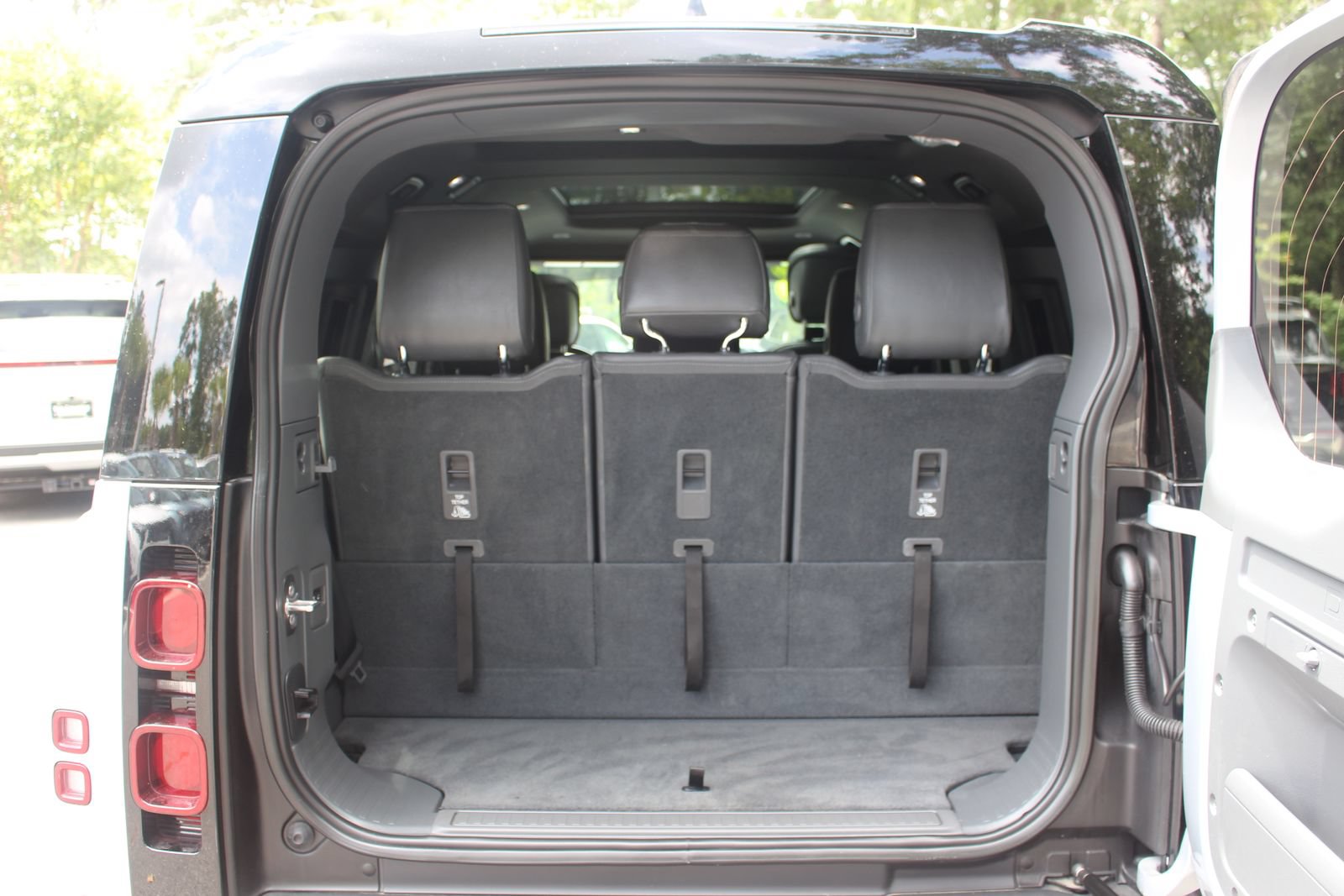 Used 2023 Land Rover Defender 130 X-Dynamic SE AWD/4WD image 12