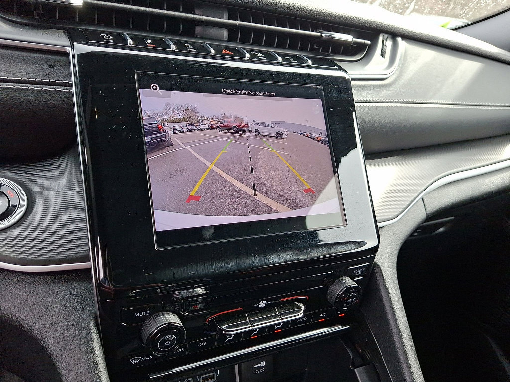 Used 2025 Jeep Grand Cherokee Laredo w/ MOPAR Finishing Package image 15