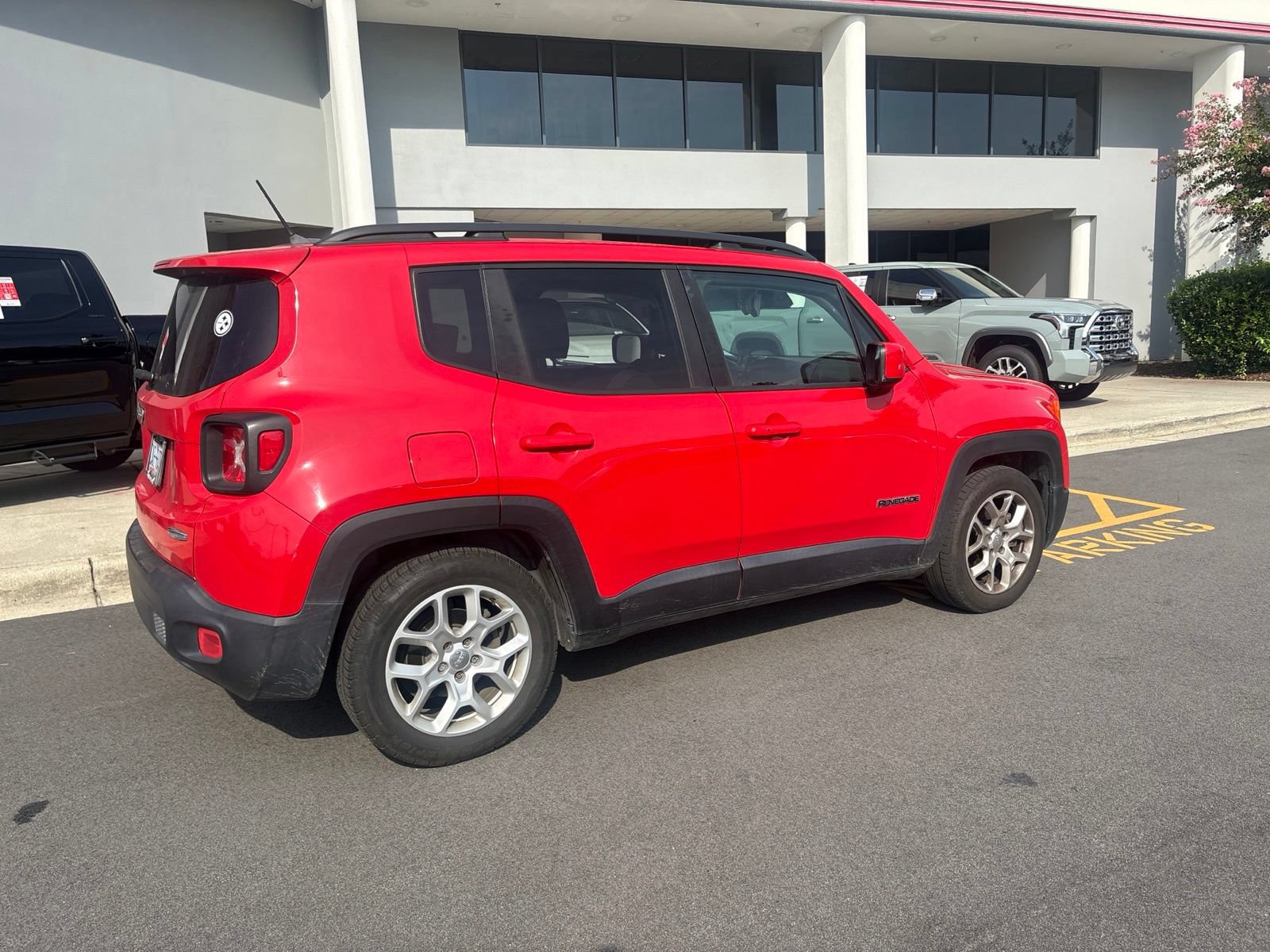 Used 2015 Jeep Renegade Latitude w/ Cold Weather Group FWD image 13