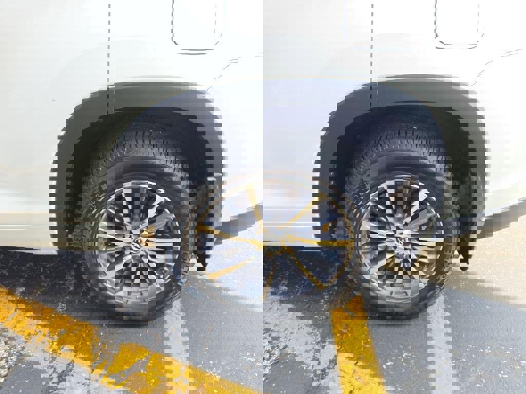 Used 2017 Toyota Highlander XLE image 12