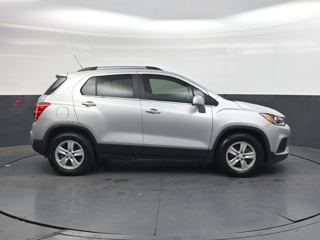 Used 2020 Chevrolet Trax LT w/ LT Convenience Package FWD image 3