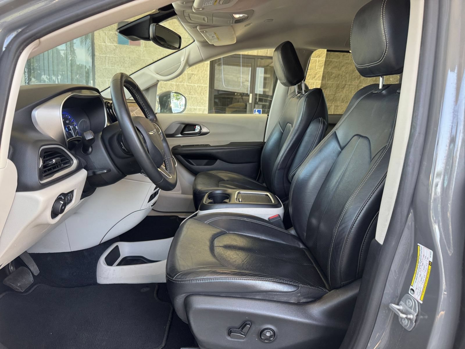 Used 2022 Chrysler Pacifica Touring-L FWD image 24