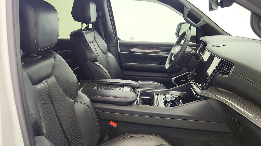 Used 2022 Jeep Wagoneer Series III AWD/4WD image 23