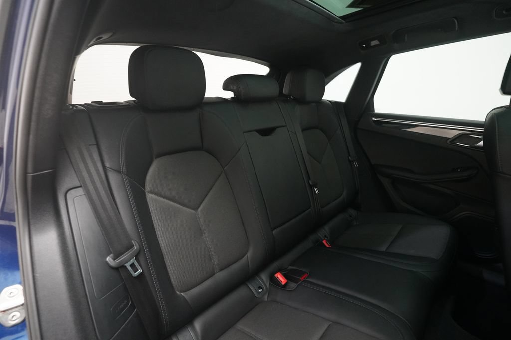 Certified 2022 Porsche Macan AWD/4WD image 28