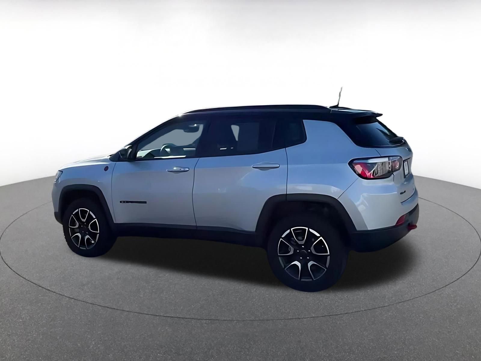 Used 2025 Jeep Compass Trailhawk image 8