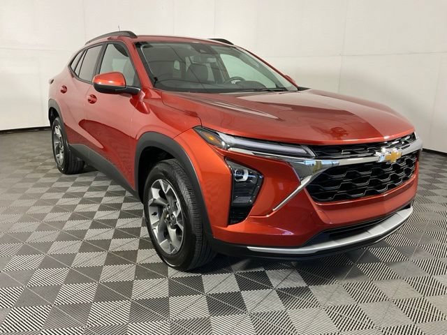 Used 2024 Chevrolet Trax LT w/ Driver Confidence Package FWD image 3