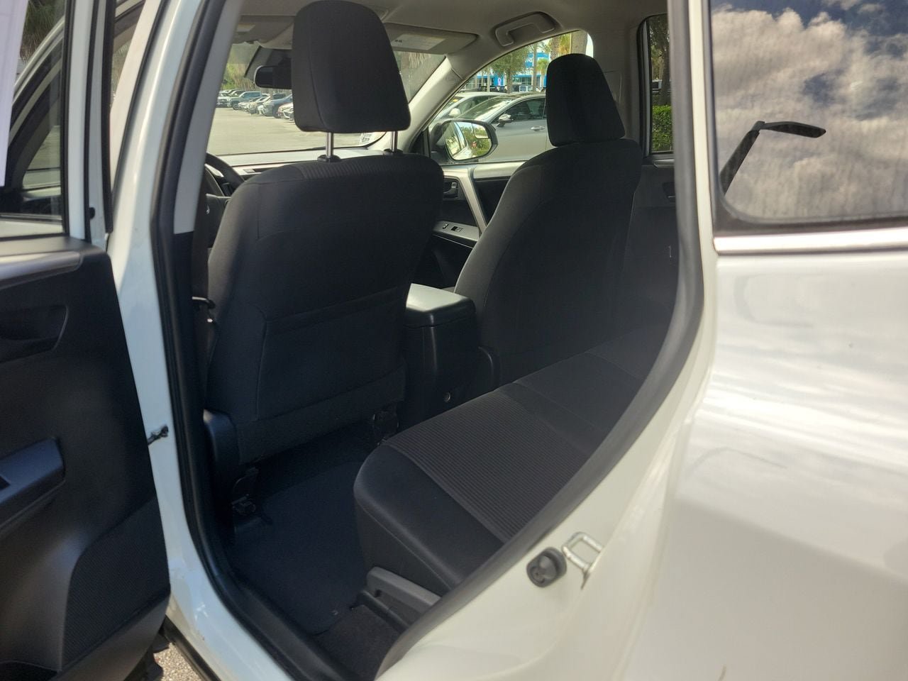 Used 2018 Toyota RAV4 LE FWD image 9