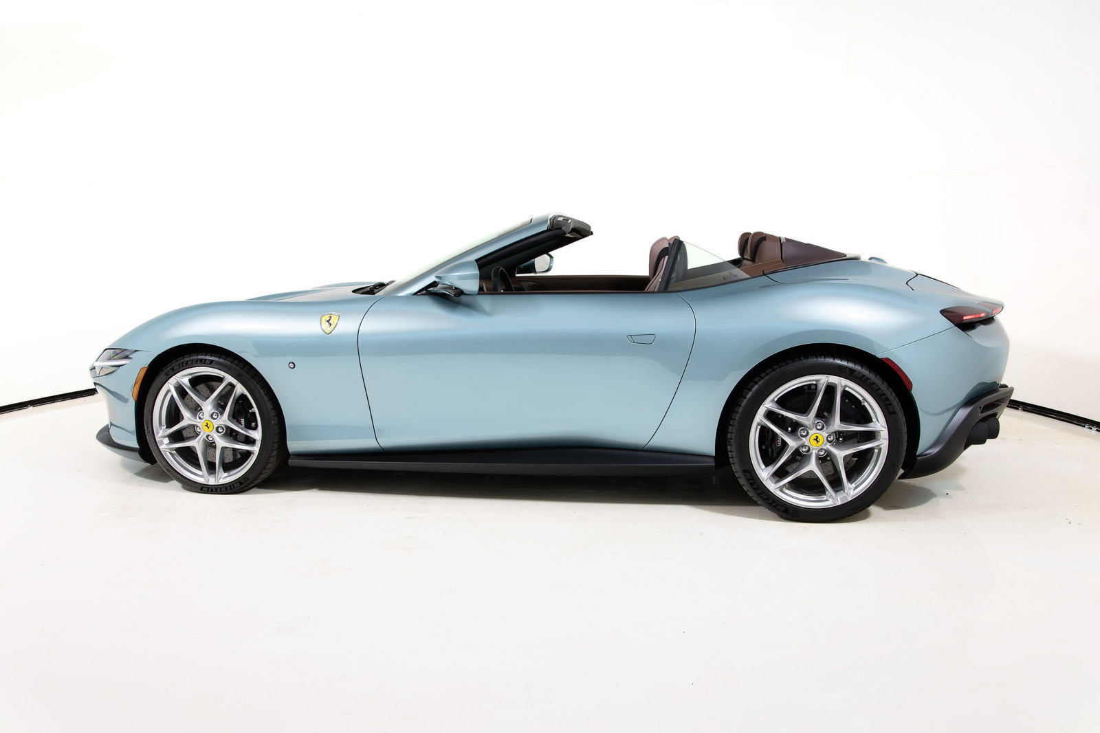 Certified 2025 Ferrari Roma Spider RWD image 9