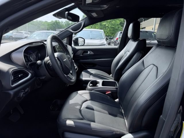 Used 2025 Chrysler Pacifica Select FWD image 19