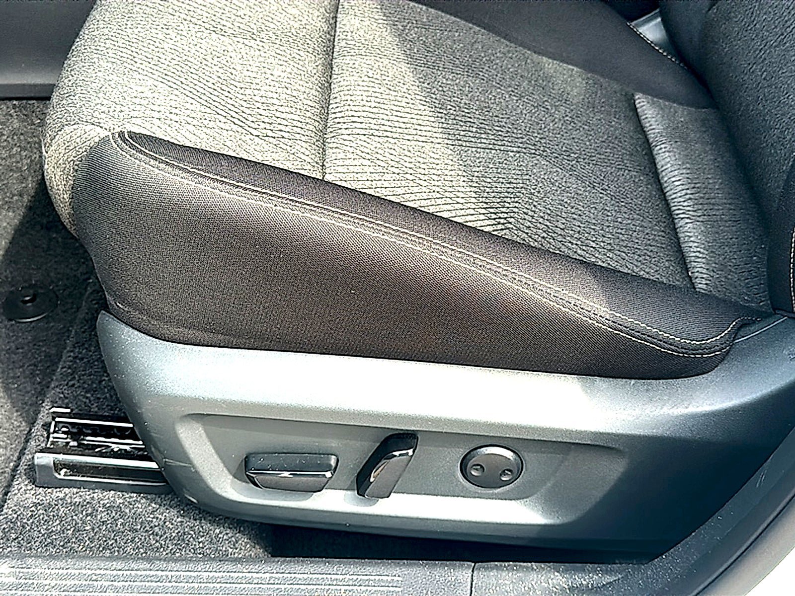 Certified 2026 Nissan Rogue SV FWD image 9