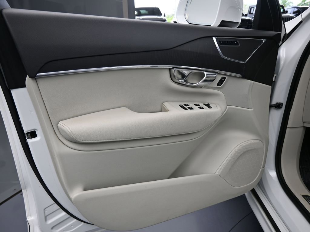 Used 2020 Volvo XC90 T5 Momentum w/ Protection Package Premier image 16