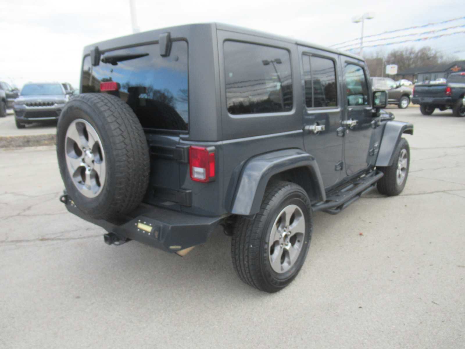Used 2018 Jeep Wrangler Unlimited Sahara w/ Connectivity Group image 7