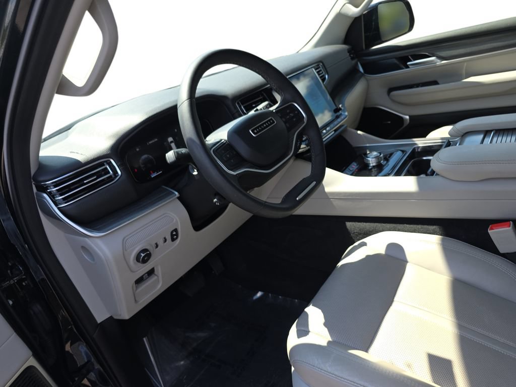 Used 2023 Jeep Wagoneer L Series III RWD image 16