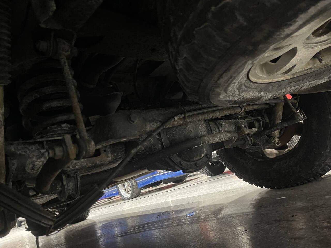 Used 2002 Chevrolet Avalanche 1500 4dr 4WD Crew Cab SB w/ Off-Road Suspension Pkg image 34