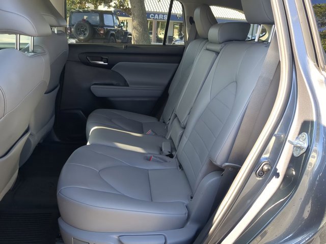 Used 2021 Toyota Highlander XLE image 12